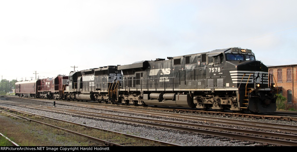 NS 7578 leads train 905